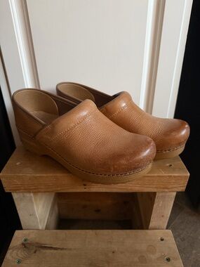 Dansko Professional Honey Distressed Leather Clog - sz 39